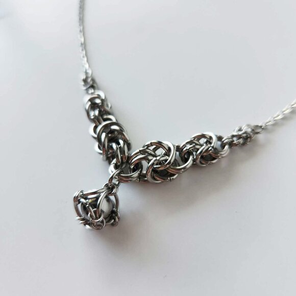 Medieval gothic chainmail choker necklace with a small silver chain - Picture 6 of 7